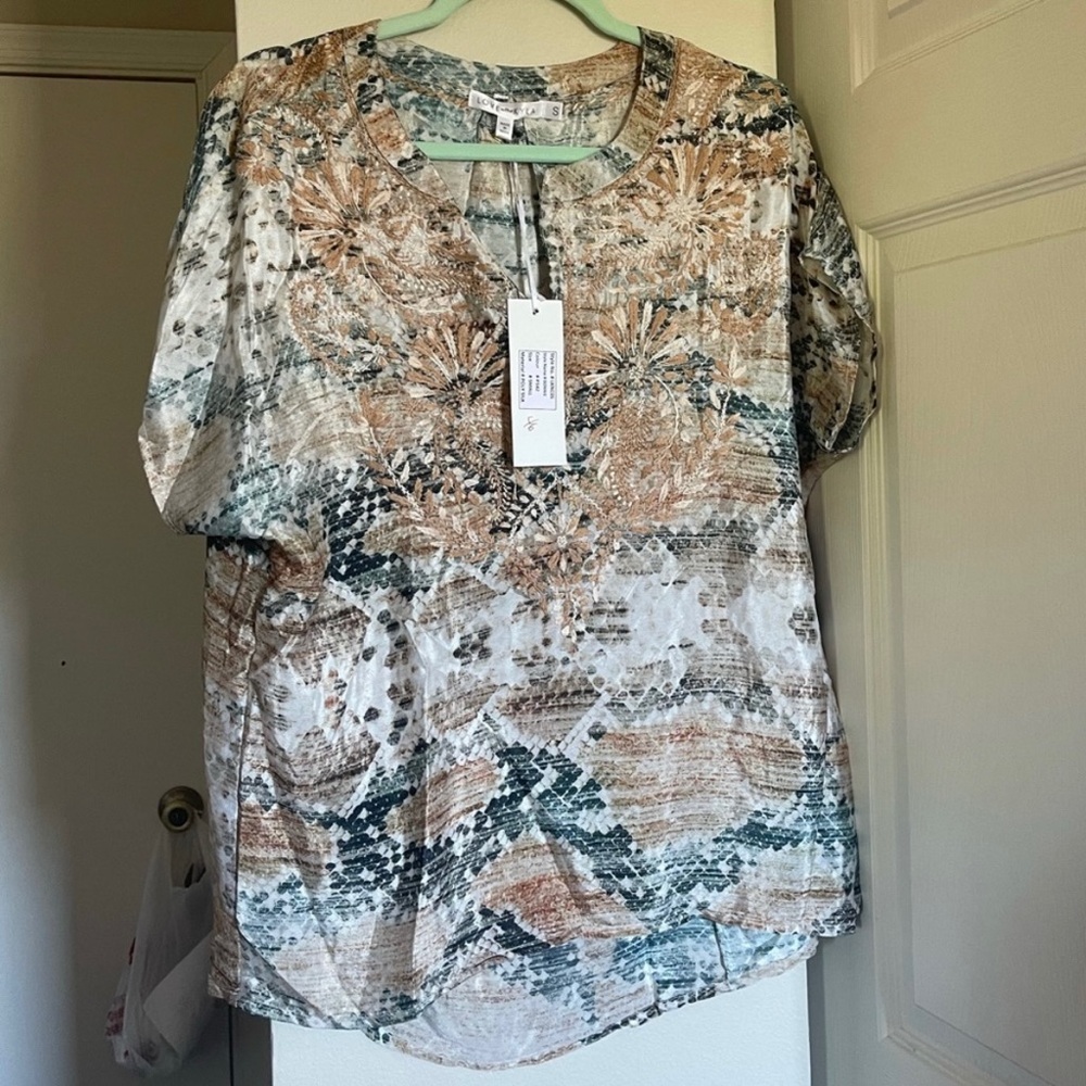 NWT Anthropologie Love Kyla By Kyla Seo Peach Green Button Up Size Small